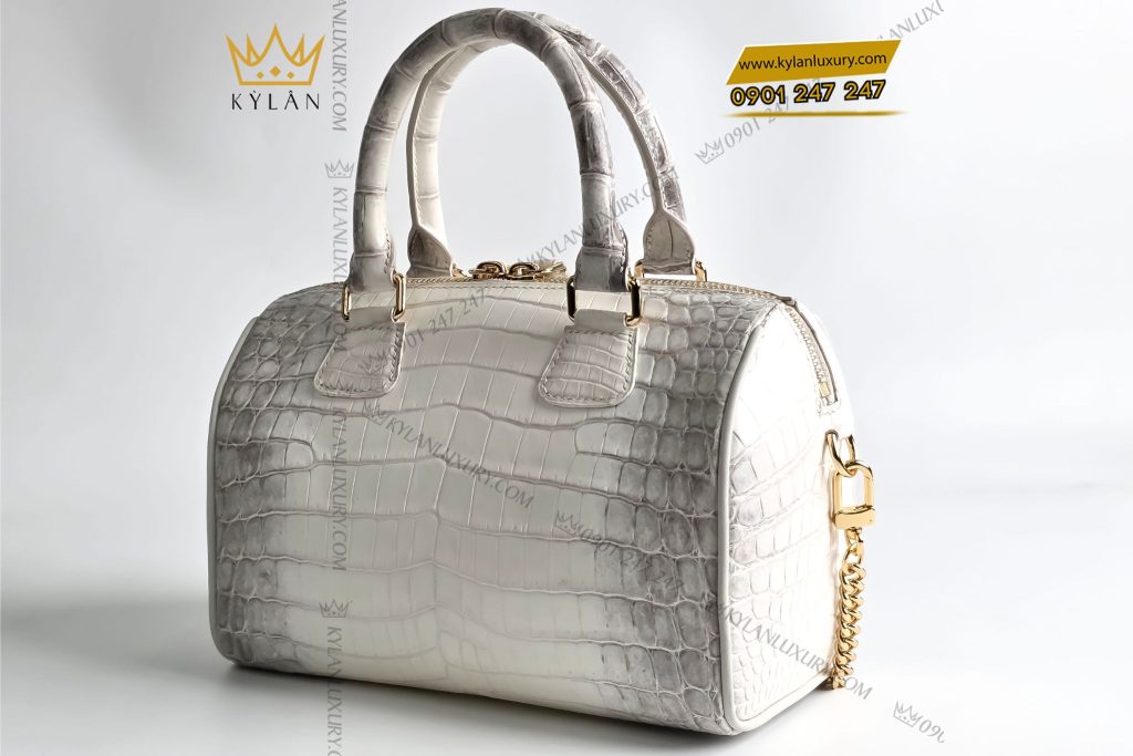 Kỳ Lân Luxury tui xach nu full da ca alligator dinh logo chu bella vang nguyen khoi au750 5  Túi xách nữ full da cá Alligator đính logo chữ Bella vàng nguyên khối Au750