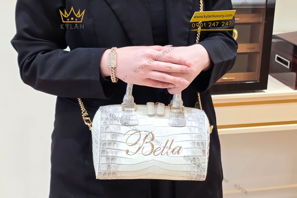 Kỳ Lân Luxury tui xach nu full da ca alligator dinh logo chu bella vang nguyen khoi au750 7  Túi xách nữ full da cá Alligator đính logo chữ Bella vàng nguyên khối Au750