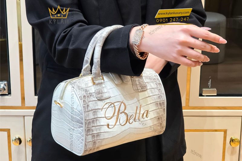  Túi xách nữ full da cá Alligator đính logo chữ Bella vàng nguyên khối Au750