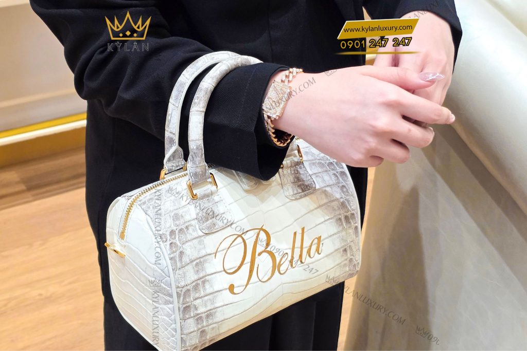 Kỳ Lân Luxury tui xach nu full da ca alligator dinh logo chu bella vang nguyen khoi au750 9  Túi xách nữ full da cá Alligator đính logo chữ Bella vàng nguyên khối Au750