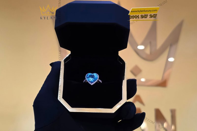Nhẫn vàng nguyên khối Au750 đính đá Topaz hình trái tim