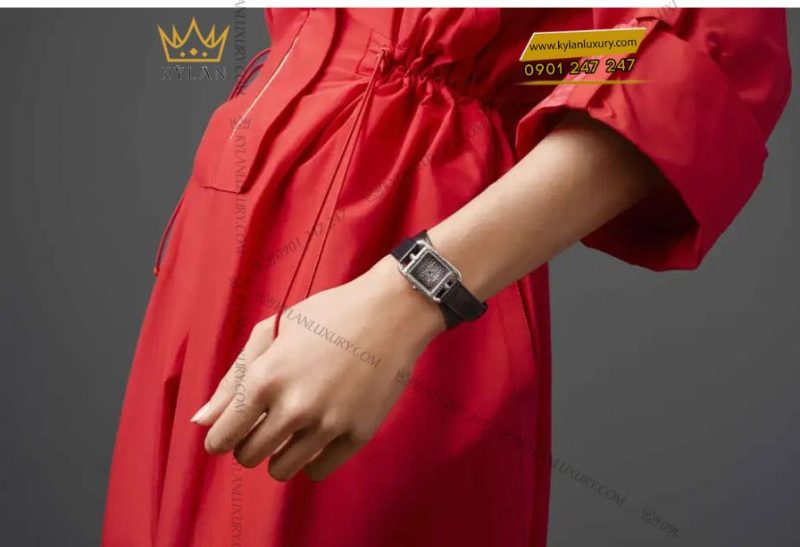 Hermes Cape Cod W052152WW00 với dây da bê Barenia màu đen cao cấp, thiết kế dây đôi dài, khóa thép chắc chắn, hiện đại và sang trọng