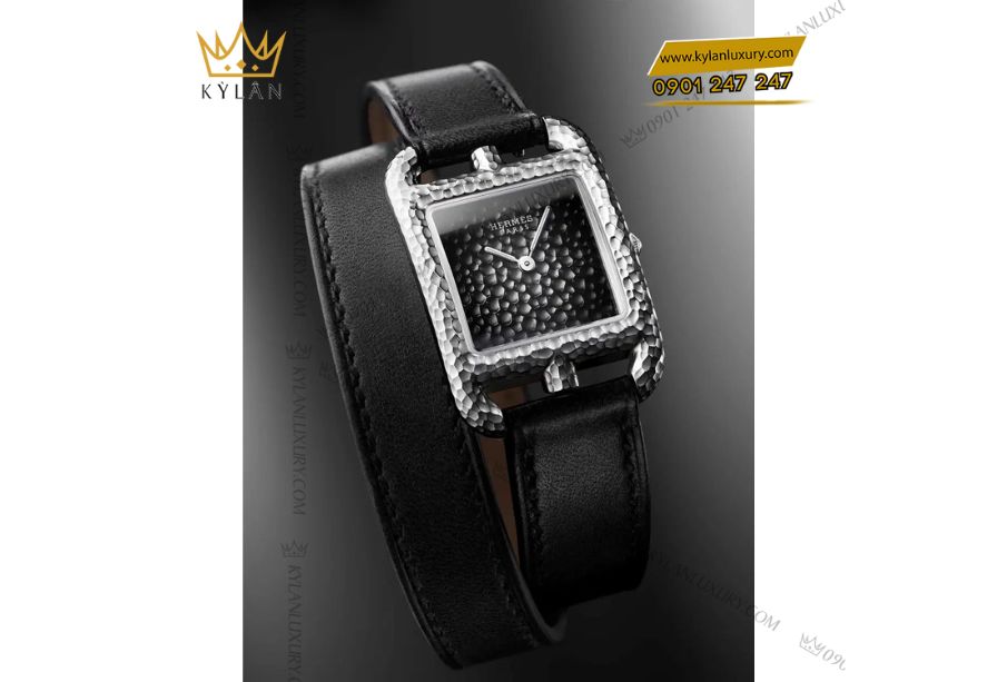Hermes Cape Cod W052152WW00 với mặt số đen mờ sơn mài, rèn tinh xảo với lớp kính sapphire chống chói