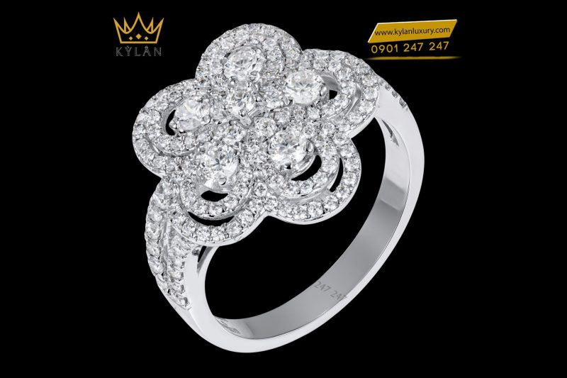 Nhẫn The Diamond Clover vàng trắng nguyên khối Au750 đính kim cương