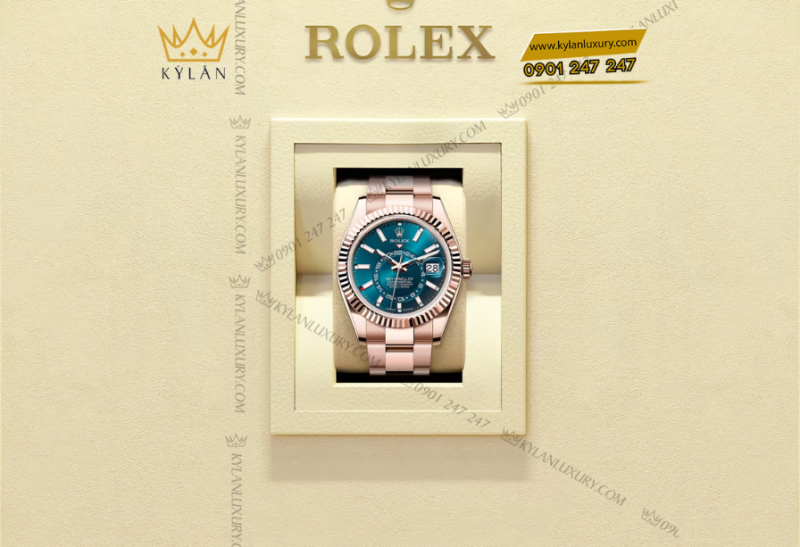 Bộ máy Rolex Calibre 9002 trong Sky-Dweller Oyster 42 mm, tự động chính xác -2/+2 giây, dự trữ 72 giờ, Parachrom xanh dương và chống nước 100m