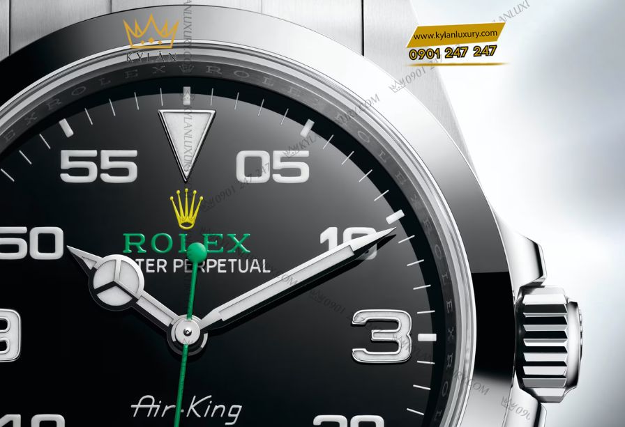 Rolex Air-King 126900 mặt số đen với số 3, 6, 9 lớn, thang đo phút nổi bật, thiết kế đậm chất hàng không từ thập niên 1950