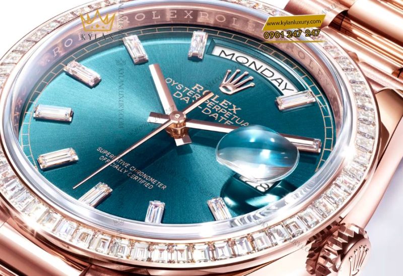 Rolex Day-Date 36mm 128395TBR mặt số xanh lục lam chải tia mặt trời, nạm 10 cọc số kim cương hình chữ nhật sang trọng và tinh xảo
