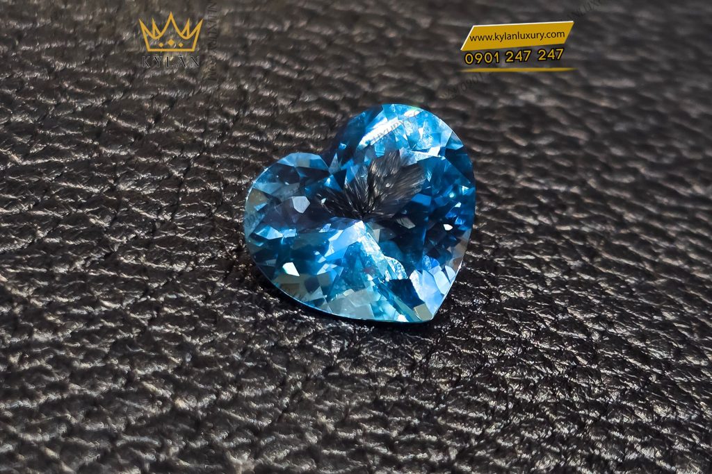 Đá Topaz xanh biển hình trái tim