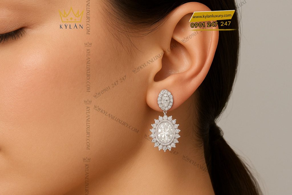 Bông tai The Queen vàng trắng nguyên khối Au750 đính kim cương