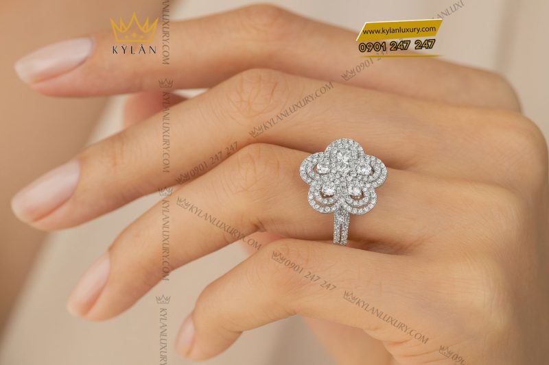 Nhẫn The Diamond Clover vàng trắng nguyên khối Au750 đính kim cương