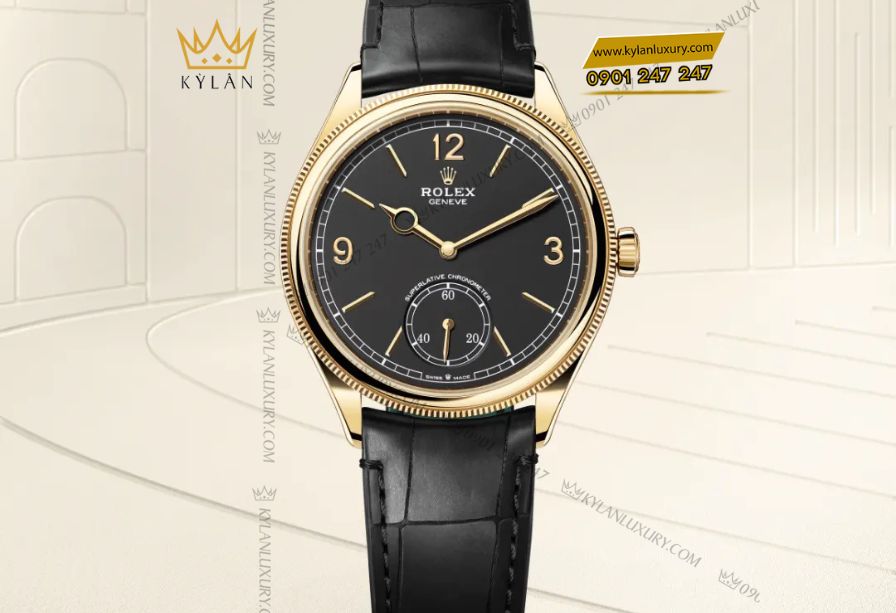 Rolex Perpetual 1908 m52508 mặt số đen tuyền tối giản, hoàn thiện PVD và Magnetron, phản chiếu ánh sáng sang trọng và cuốn hút.