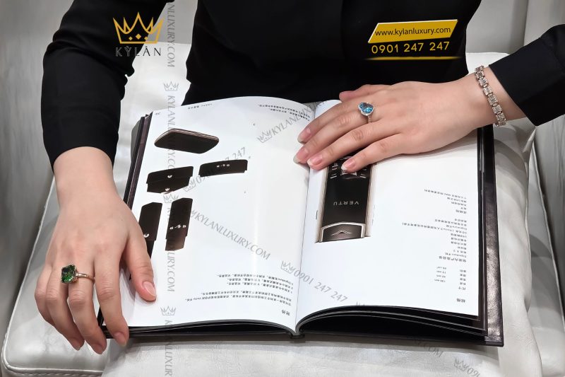 Nhẫn vàng nguyên khối Au750 đính đá Topaz hình trái tim