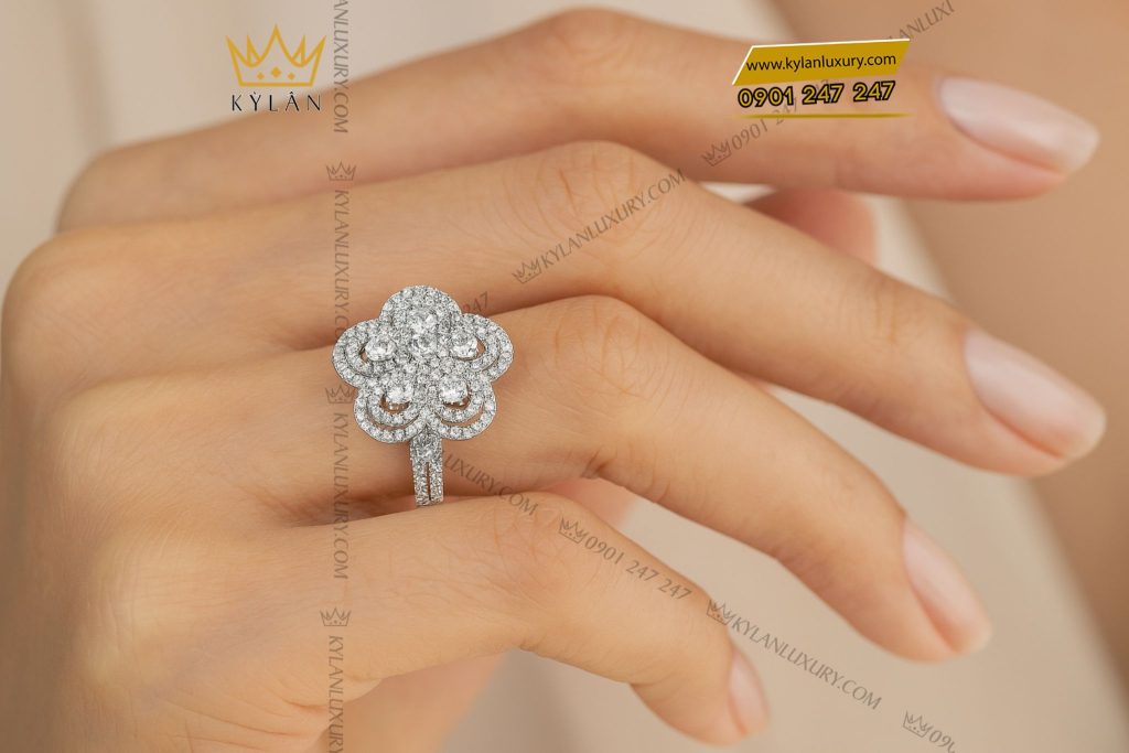 Nhẫn The Diamond Clover vàng trắng nguyên khối Au750 đính kim cương