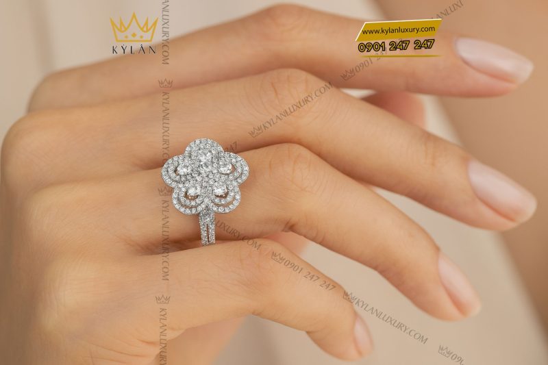 Nhẫn The Diamond Clover vàng trắng nguyên khối Au750 đính kim cương