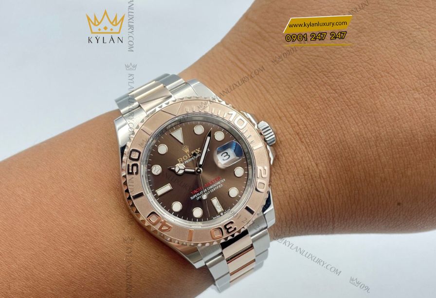 Rolex Yacht-Master 40 Ref. 126621 trang bị bộ máy Calibre 3235, dây tóc xanh Parachrom, chống sốc Paraflex, dự trữ năng lượng 70 giờ, chuẩn Superlative Chronometer