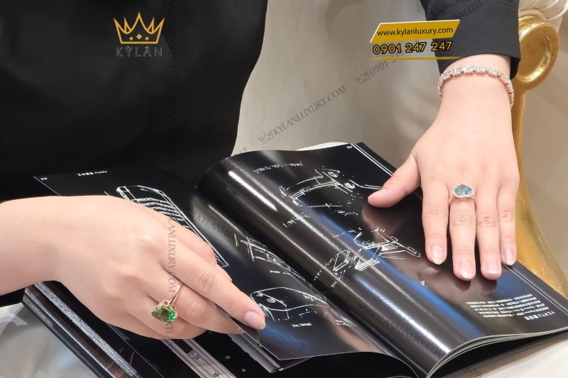 Nhẫn vàng nguyên khối Au750 đính đá Topaz hình trái tim