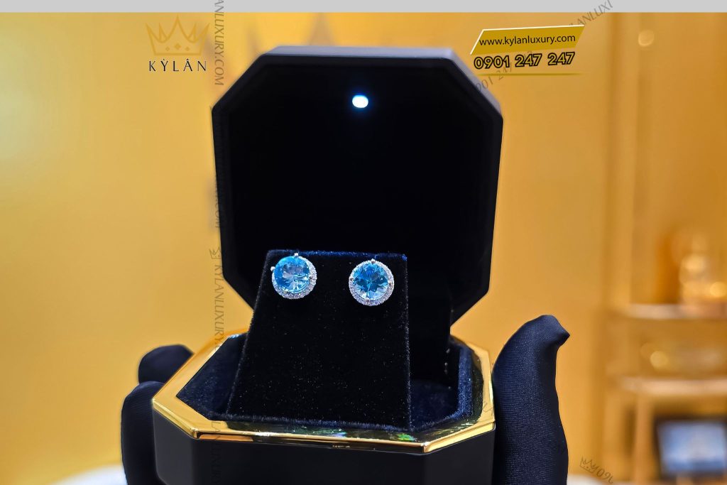 Bông tai vàng trắng nguyên khối Au750 đính viên chủ đá quý Topaz 3 Bông tai vàng trắng nguyên khối Au750 đính viên chủ đá quý Topaz