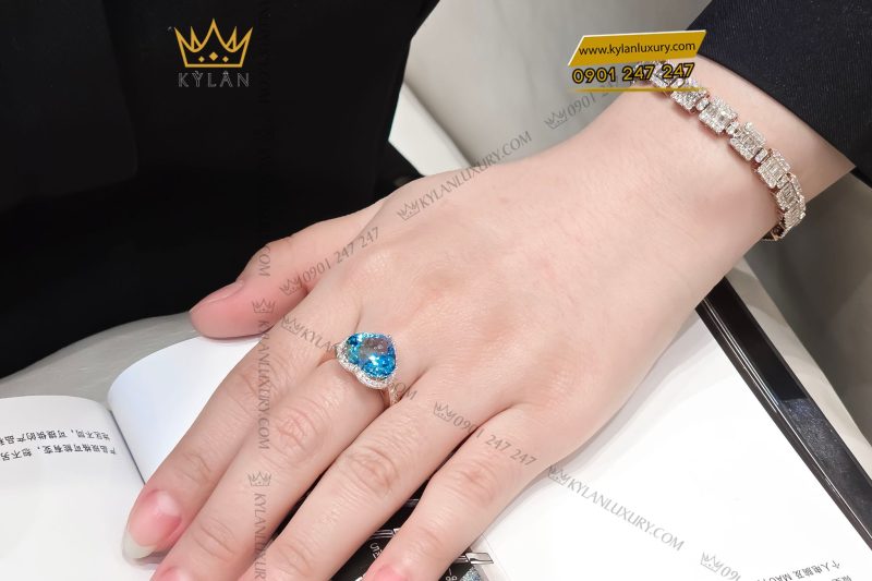 Nhẫn vàng nguyên khối Au750 đính đá Topaz hình trái tim