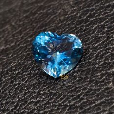 Đá Topaz xanh biển hình trái tim