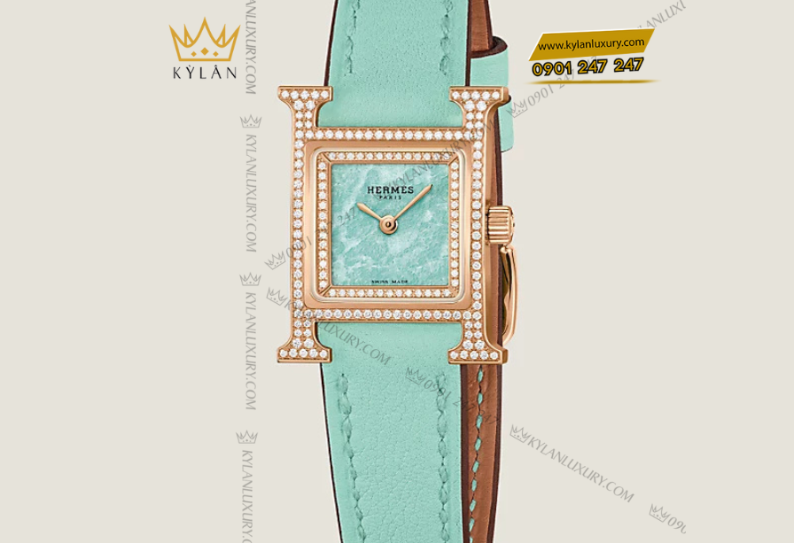 Hermès Heure H Watch nhỏ gọn với vỏ vàng hồng nạm kim cương, mặt số amazonite và dây da bê xanh cao cấp, đầy cuốn hút.
