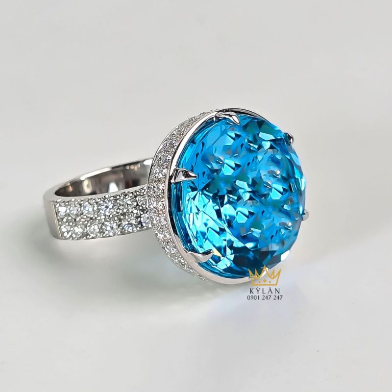 Nhẫn vàng trắng nguyên khối Au750 đính viên chủ đá quý Topaz