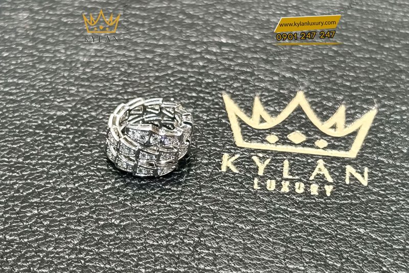 Mặt dây chuyền hình rắn vàng trắng nguyên khối Au750 đính kim cương