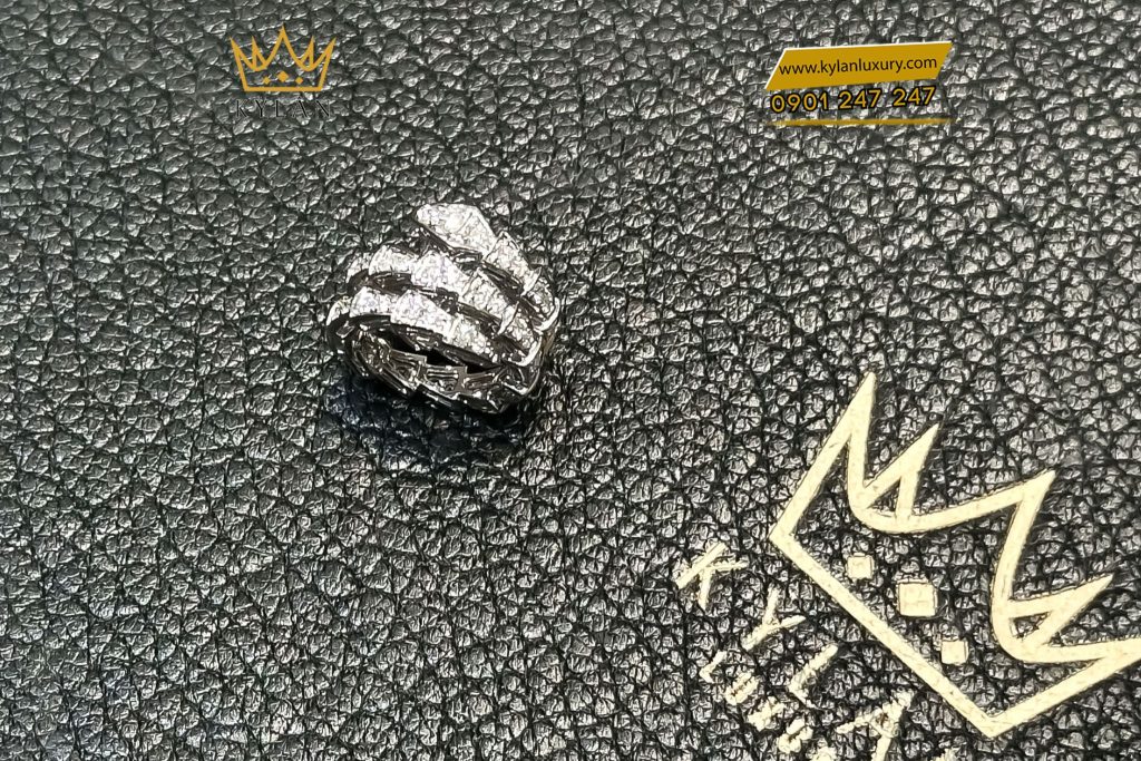 Kỳ Lân Luxury MAT DAY CHUYEN 6 Mặt dây chuyền hình rắn vàng trắng nguyên khối Au750 đính kim cương