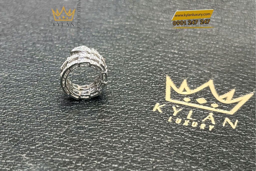 Mặt dây chuyền hình rắn vàng trắng nguyên khối Au750 đính kim cương