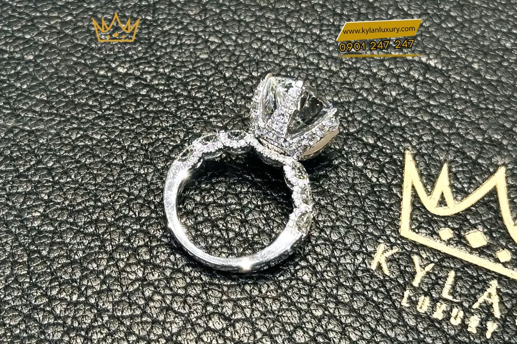 Kỳ Lân Luxury NHAN KIM CUONG 13LY 2 Nhẫn nữ vàng trắng nguyên khối Au750 đính viên chủ 13ly