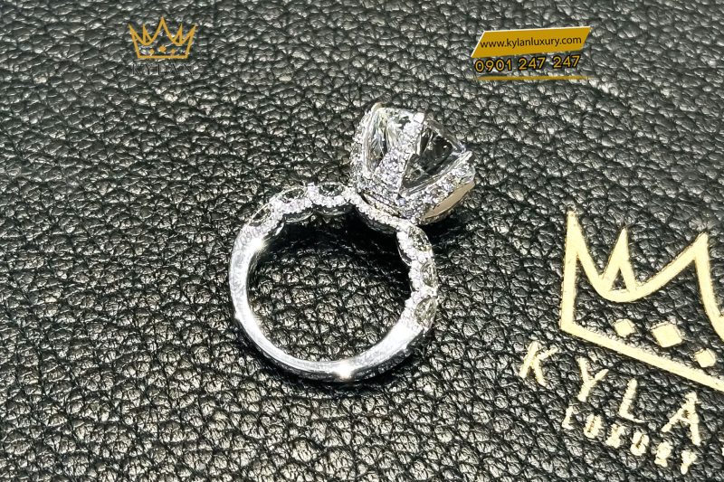 Nhẫn nữ vàng trắng nguyên khối Au750 đính viên chủ 13ly