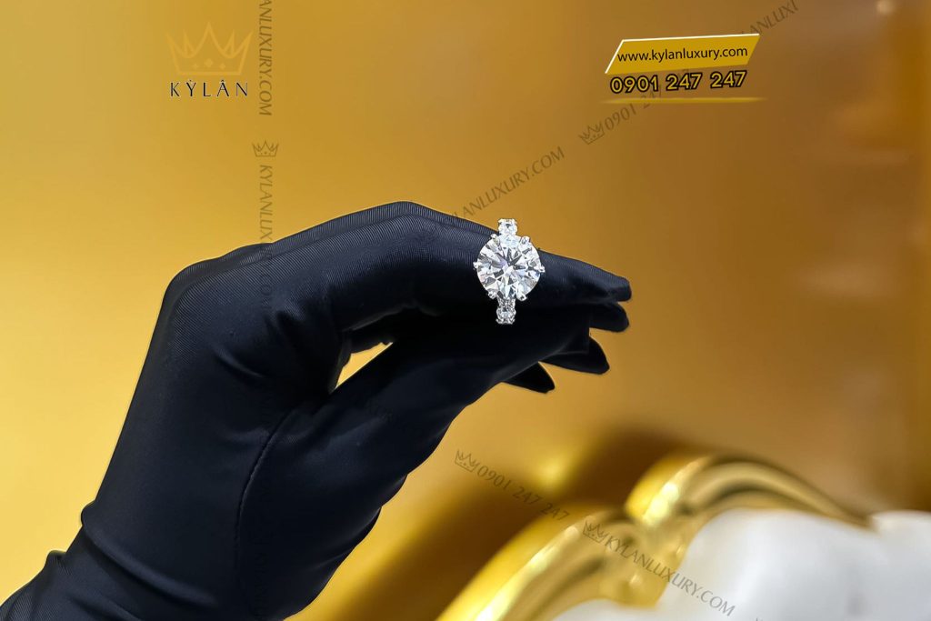 Kỳ Lân Luxury NHAN KIM CUONG 13LY 3 Nhẫn nữ vàng trắng nguyên khối Au750 đính viên chủ 13ly