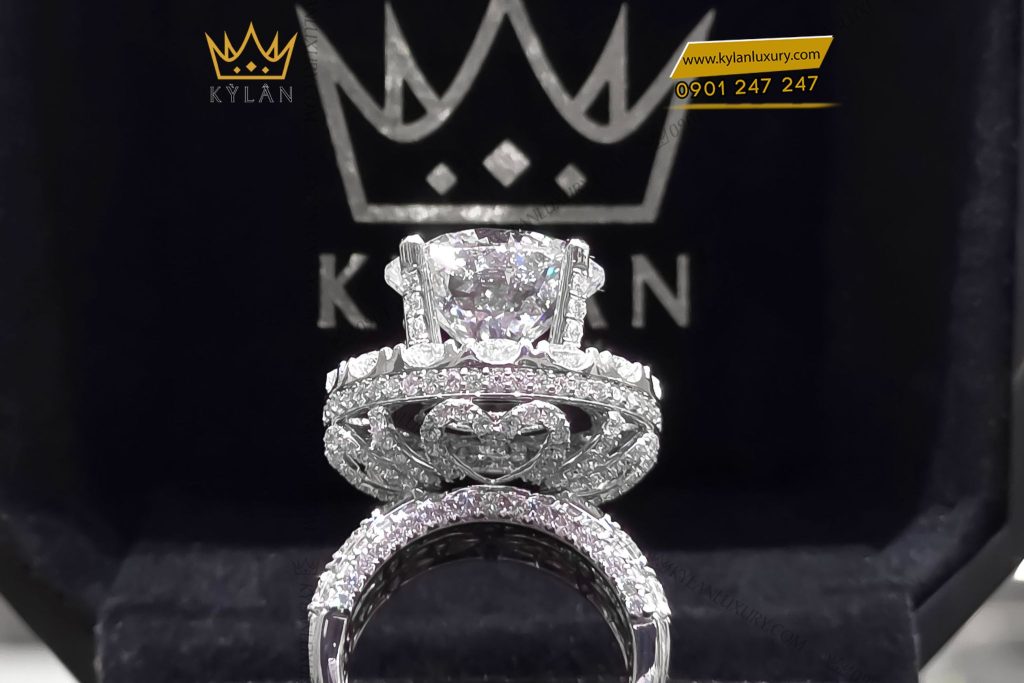 Kỳ Lân Luxury NHAN KIM CUONG 13LY2 1 Nhẫn nữ vàng trắng nguyên khối Au750 đính viên chủ 13ly2