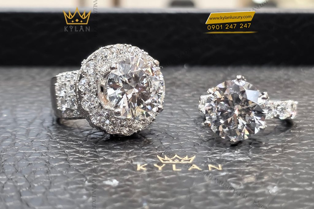 Kỳ Lân Luxury NHAN KIM CUONG 13LY2 2 Nhẫn nữ vàng trắng nguyên khối Au750 đính viên chủ 13ly2