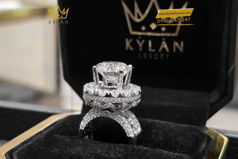 Nhẫn nữ vàng trắng nguyên khối Au750 đính viên chủ 13ly2