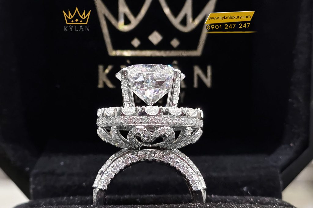 Kỳ Lân Luxury NHAN KIM CUONG 13LY2 5 Nhẫn nữ vàng trắng nguyên khối Au750 đính viên chủ 13ly2