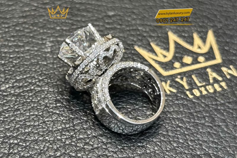 Nhẫn nữ vàng trắng nguyên khối Au750 đính viên chủ 13ly2