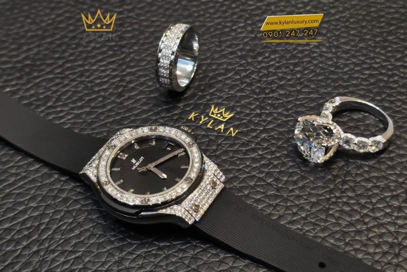 Đồng hồ Hublot Classic Fusion Titanium Pavé 33mm vành kim cương
