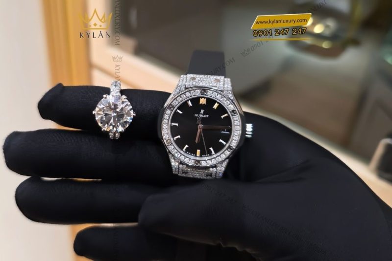 Đồng hồ Hublot Classic Fusion Titanium Pavé 33mm vành kim cương
