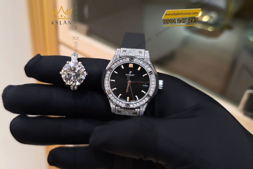 Kỳ Lân Luxury dong ho hublot classic fusion titanium pave 33 6 Đồng hồ Hublot Classic Fusion Titanium Pavé 33mm vành kim cương