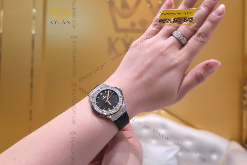 Đồng hồ Hublot Classic Fusion Titanium Pavé 33mm vành kim cương