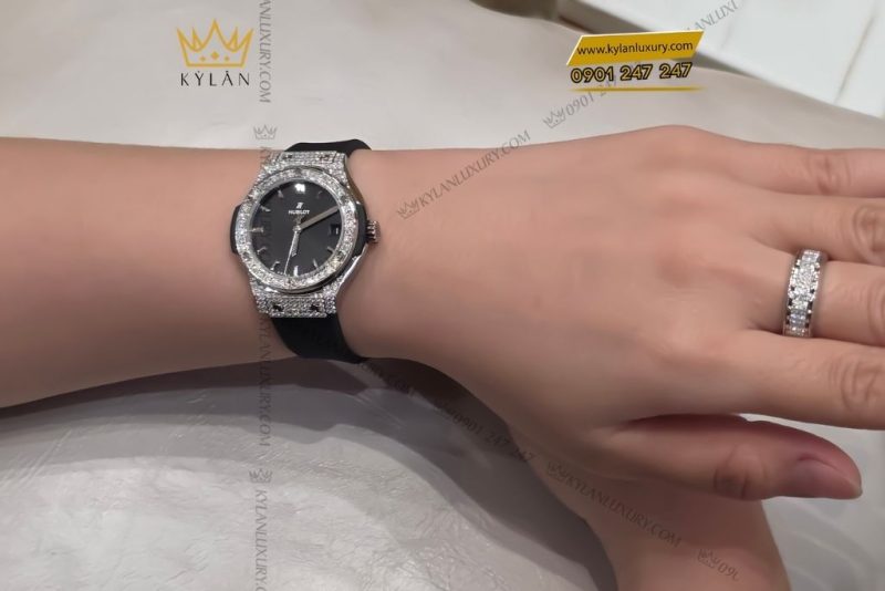 Đồng hồ Hublot Classic Fusion Titanium Pavé 33mm vành kim cương
