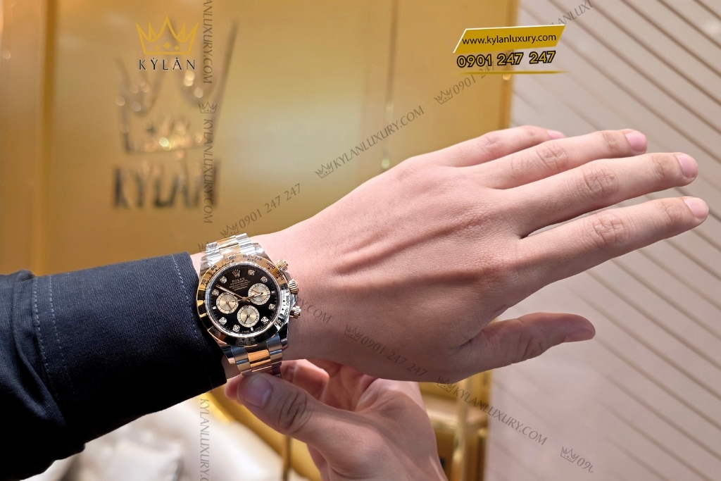Kỳ Lân Luxury dong ho rolex cosmograph daytona vang kim mat so den m126503 0002 13 Đồng hồ Rolex Cosmograph Daytona vàng kim mặt số đen 126503-0002