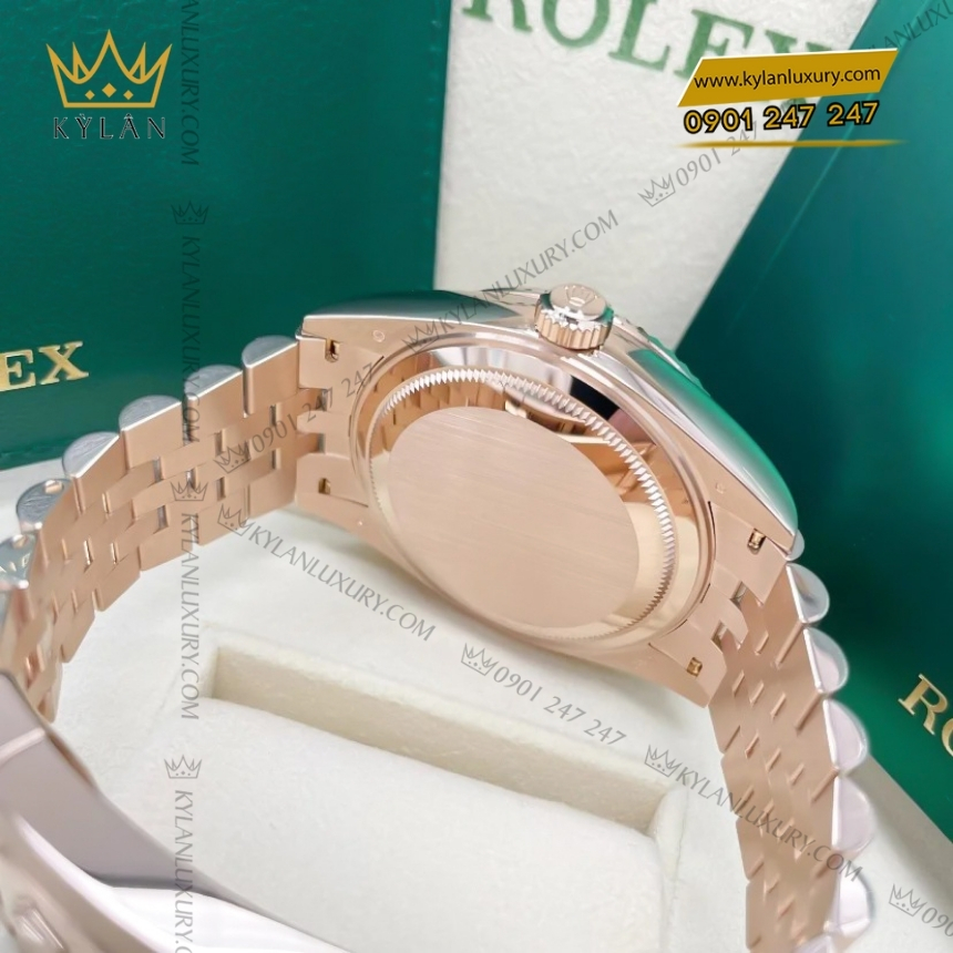Kỳ Lân Luxury dong ho rolex sky dweller vang hong mat so xanh luc 336935 0005 2 Đồng hồ Rolex Sky-Dweller vàng hồng mặt số xanh lục 336935-0005