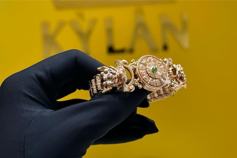 Lắc tay rồng vàng hồng nguyên khối Au750 đính đá xanh phong thủy