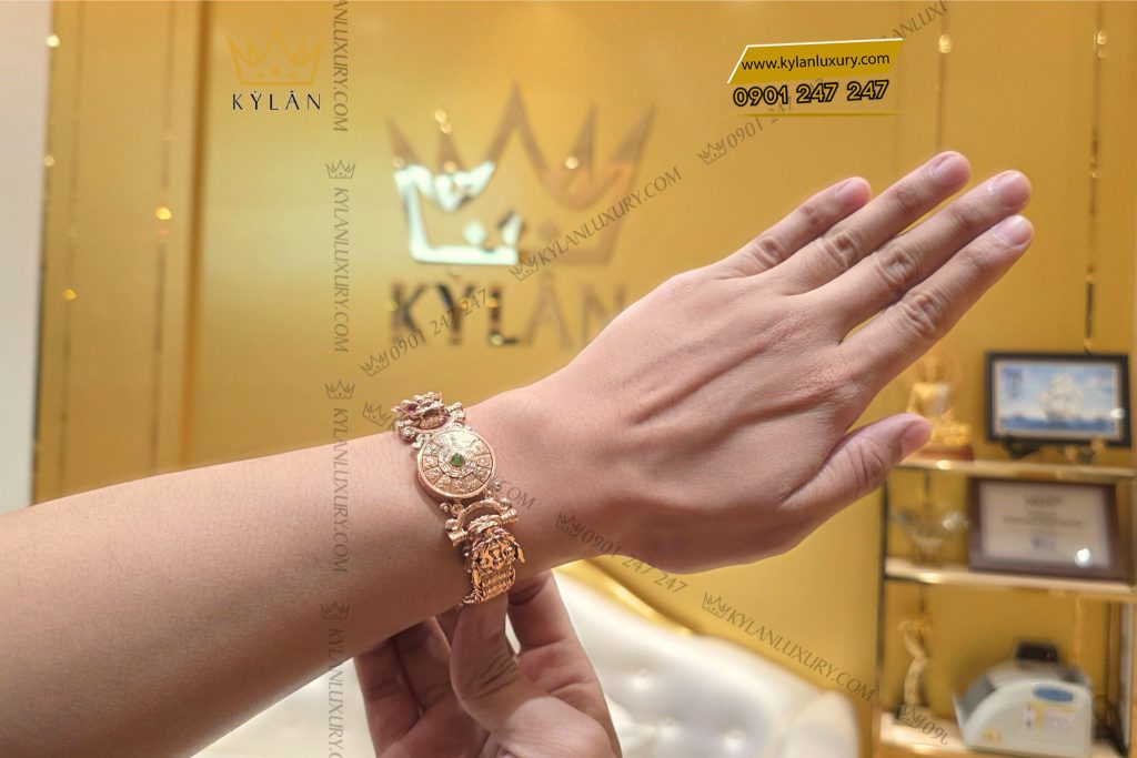 Kỳ Lân Luxury lac tay rong vang hong nguyen khoi au750 dinh da xanh phong thuy 8 Lắc tay rồng vàng hồng nguyên khối Au750 đính đá xanh phong thủy