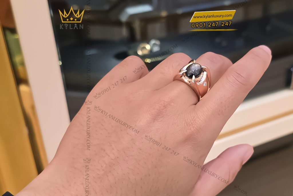 Kỳ Lân Luxury 10 Nhẫn nam vàng hồng nguyên khối Au750 đính đá sapphire đen