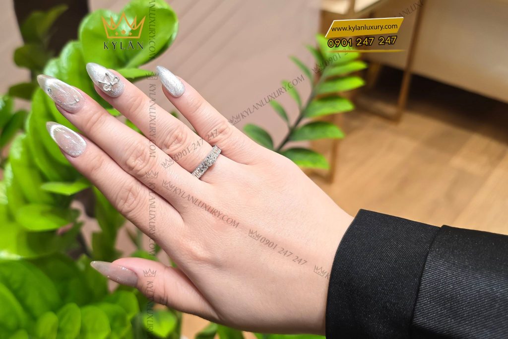 Kỳ Lân Luxury 10 2 Nhẫn nữ vàng trắng nguyên khối Au750 đính viên chủ kim cương 4ly5