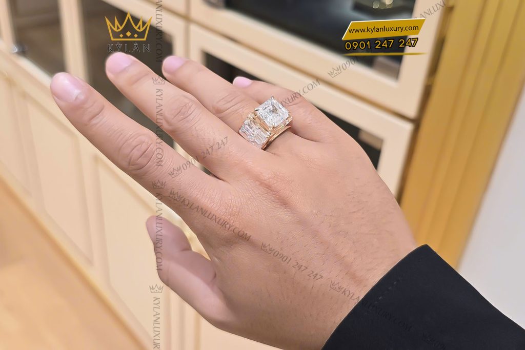 Kỳ Lân Luxury 10 21 Nhẫn nam vàng hồng nguyên khối Au750 đính viên chủ kim cương Baguette