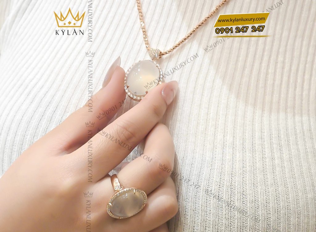 Mặt dây chuyền vàng hồng nguyên khối Au750 đính đá quý trắng