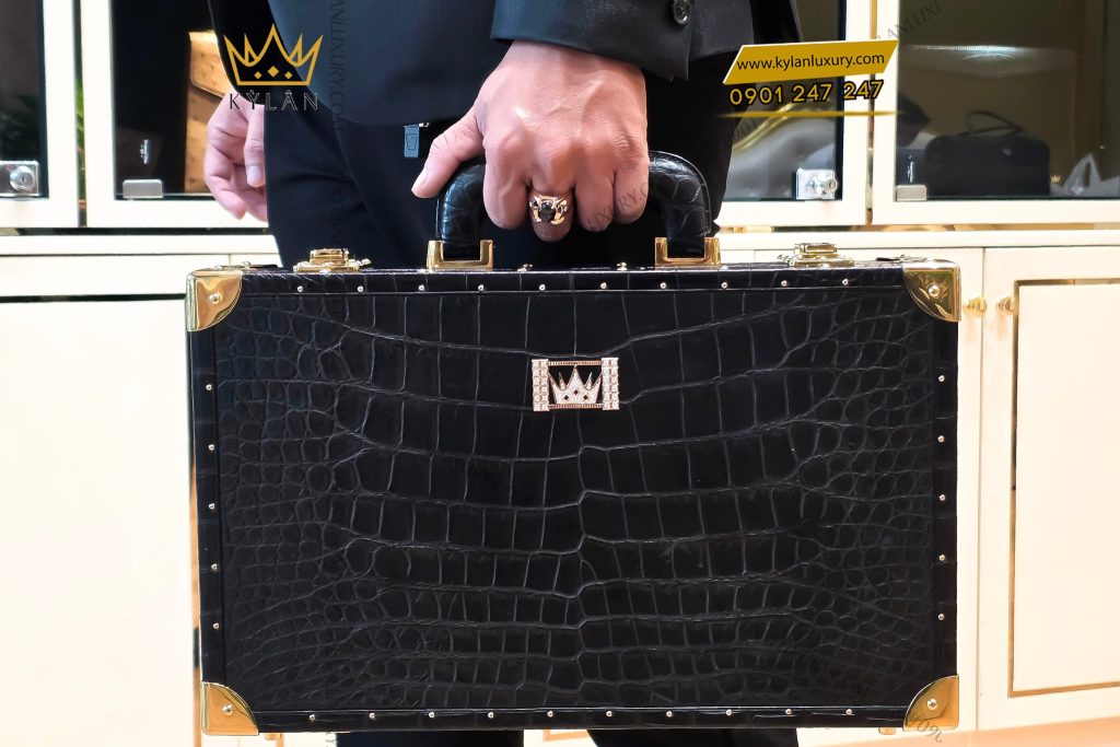Kỳ Lân Luxury 12 Mặt logo vương miện KyLan vàng nguyên khối Au750 đính kim cương